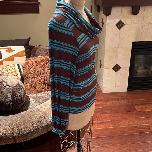 Luxury Jones cowl neck poet sleeve top - Picture 7 of 11